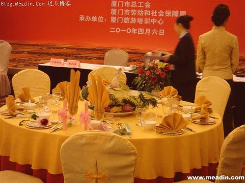 中餐服务中的宴会摆台与台面设计艺术